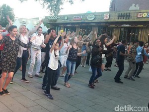 Meriah dan Hebohnya Warga Rusia Saat Menari Poco-poco