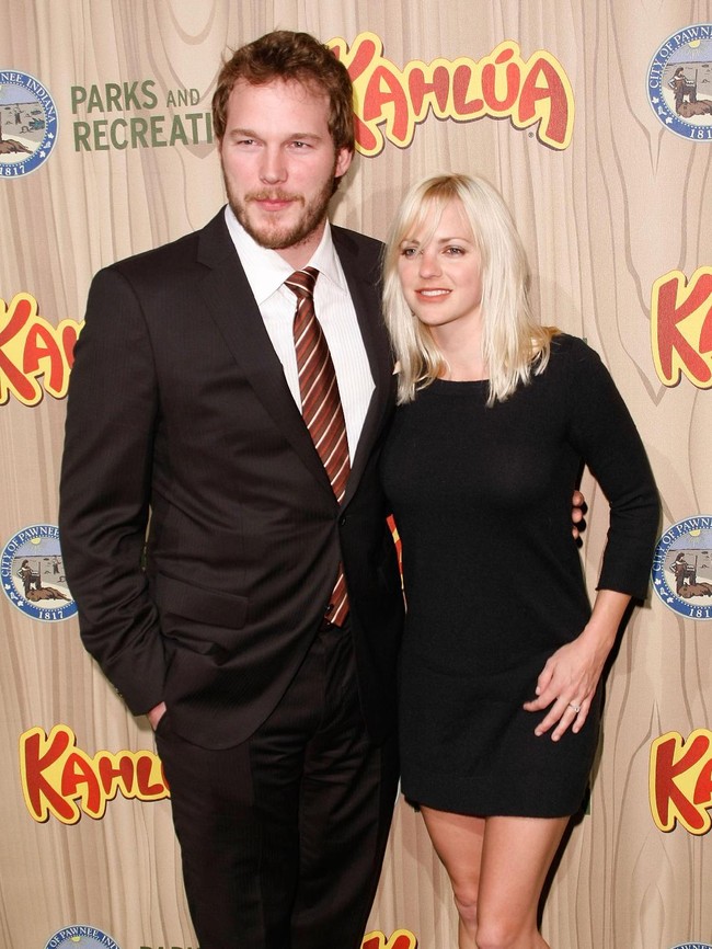 Chris dan Anna saat menghadiri premiere serial Parks & Recreation pada 2009 silam. Di tahun itu pula Chris dan Anna resmi menjadi suami-istri. (Foto: Getty Images)