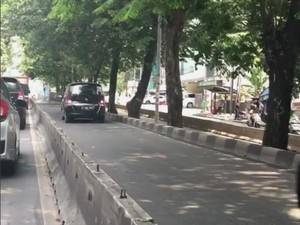 Nggak Kapok! Mobil-mobil Ini Jalan Mundur di Busway Gandaria