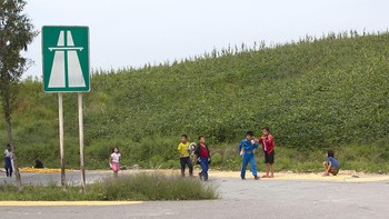 Anak-anak ceria bermain di tepi jalan raya. Foto: Bored Panda