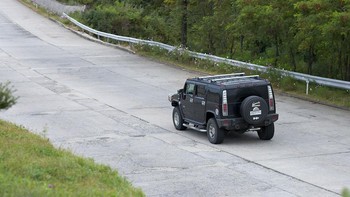 Sekalinya ada mobil yang jalan ternyata jenis Hummer. Foto: Bored Panda