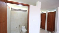 Keberadaaan fasilitas toilet yang baru hingga berbagai sarana dan prasarana umum lainnya terus dilengkapi. Pembangunan toilet ini merupakan CSR dari PT. Coca cola.