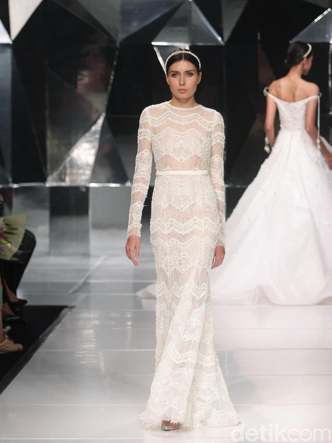 Koleksi terbaru Hian Tjen dengan mengusung tema A Fine Romance Bertempat di Ballroom Grand Hyatt hotel, Jakarta. [Foto: Mohammad Abduh/Wolipop]