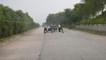 Suasana perbaikan jalan. Foto: Bored Panda