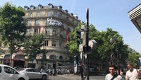 Foto: Buat traveler yang doyan belanja, sempatkan mampir ke Galeries Lafayette. Deretan barang mewah sangat mudah ditemukan di Galeries Lafayette yang berbentuk mal. Koleksi barang-barangnya lengkap (Ahmad Toriq/detikTravel)