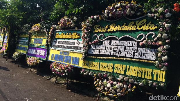 Banyak karangan bunga yang berasal dari elite TNI AD karena Basofi Sudirman merupakan purnawiran jenderal bintang dua