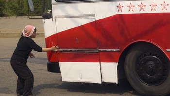 Sebuah bus sedang dibersihkan. Foto: Bored Panda