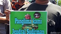 Aksi penolakan terhadap patung setinggi 30 meter yang didirikan di area klenteng Kwan Sing Bio digelar di depan Gedung DPRD Provinsi Jawa Timur, Senin (7/8/2017). Selain berorasi, massa juga mengibarkan bendera merah putih, serta poster dan baliho diantaranya bertuliskan, Indonesia menolak dijajah kembali, Panglima perang kami bukan Kwaan Sing Tee Koen, Yang menghalangi tegak dan berdaulatnya Pancasila adalah penghianat bangsa #Tegakkanpancasila. Aksi damai ini mendapatkan penjagaan dari Polsek Bubutan dan Polrestabes Surabaya. Rois Jajeli