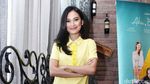 Pesona Indah Permatasari dengan Busana Kuning