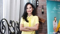 Ia terlihat manis dengan dress kuning. Pool/Noel/detikFoto.