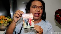 Yunike Howay, Istri anggota Fraksi PDIP DPR Jimmy Demianus Ijie memperlihatkan foto sang suami bersama perempuan lain saat dilantik menjadi anggota DPR. Jimmy baru dilantik 18 Juli lalu.