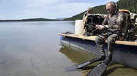 Rupanya Putin memang pecinta alam. Ia tak hanya duduk-duduk di atas boat. Tapi juga turun snorkelingan dengan menggunakan wetsuit kamuflase (AFP PHOTO / SPUTNIK / Alexey NIKOLSKY)