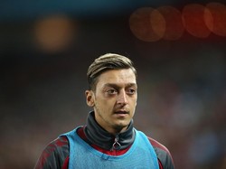 Sukses Jerman menjuarai Piala Dunia 2014 dirayakan Mesut Oezil dengan beramal. Oezil mendonasikan seluruh pendapatannya dari gelar juara itu senilai 237 ribu pound sterling (Rp 4,3 miliar) untuk membantu perawatan anak-anak di Brasil yang kurang beruntung. Foto: Mark Metcalfe/Getty Images