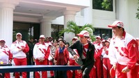 Jokowi terlihat berpasangan dengan Erick Thohir. Sebenarnya keduanya bertanding melawan Susy Susanti dan legenda tenis meja Yopie Warsono.