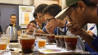 Para peserta menghirup dan menyeruput kopi. Seruputannya terdengar keras! (Foto: detikFood)