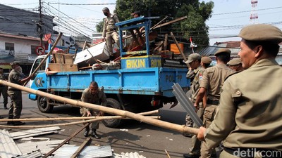 Foto: Puluhan PKL di Pondok Labu Dibongkar