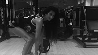 Pamela biasa fitnes di gym agar kekuatan otot dan tulangnya bisa tetap terjaga optimal. (Foto: Instagram/pamelaprati)