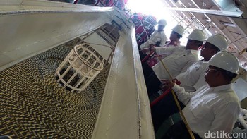 Panjang kabel optik ini sekitar 1.242 km! yang nantinya digelar untuk keperluar Palapa Ring Paket Barat.  Foto: Agus Tri Haryanto/detikINET