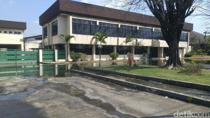 Pabrik Nyonya Meneer tampak sepi. Foto: Angling Adhitya Purbaya/detikcom Pabrik Nyonya Meneer tampak sepi. Foto: Angling Adhitya Purbaya/detikcom