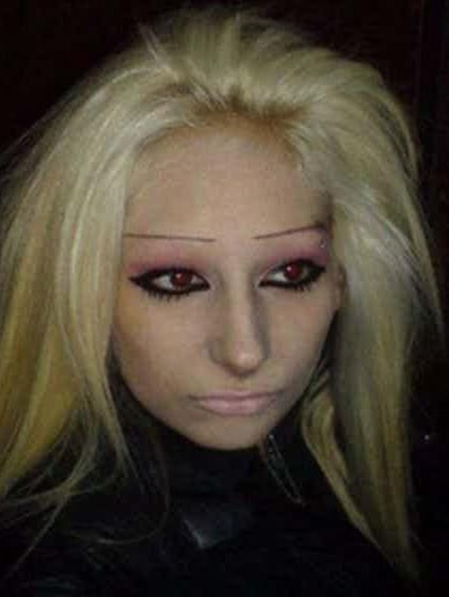 Alis tebal natural dan lurus ala wanita Korea memang kini tengah digandrungi. Tapi bagaimana jika alis lurus dengan bentuk seperti ini? Kocak ya! Foto: ist