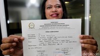 Yunike datang ke kantor MKD DPR, Kompleks Senayan, Jakarta, Senin (7/8/2017) sekitar pukul 14.00 WIB. Dia memasukkan berkas pelaporan beserta bukti yang disertakannya ke loket sekretariat MKD. Laporan Yunike diterima oleh staf Sekretariat MKD.