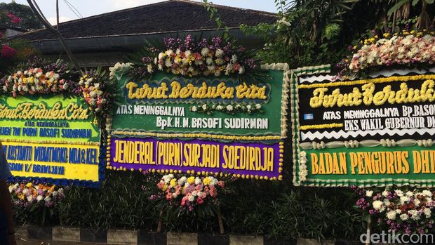 Mantan Gubernur DKI Surjadi Soerjadirdja juga mengirimkan karangan bunga untuk mantan Wakil Gubernur DKI Jakarta ini