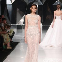 Koleksi terbaru Hian Tjen dengan mengusung tema A Fine Romance Bertempat di Ballroom Grand Hyatt hotel, Jakarta. [Foto: Mohammad Abduh/Wolipop]