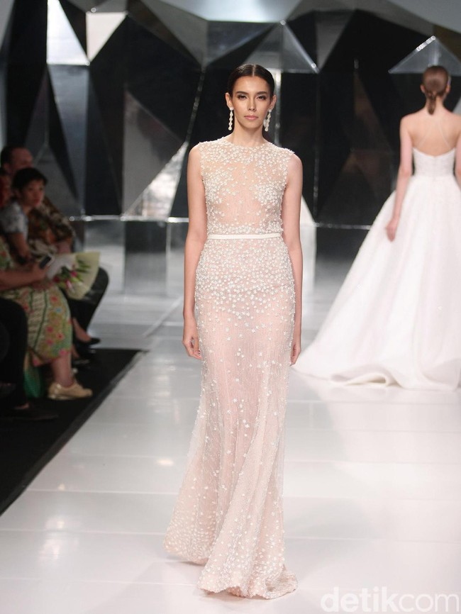 Koleksi terbaru Hian Tjen dengan mengusung tema A Fine Romance Bertempat di Ballroom Grand Hyatt hotel, Jakarta. [Foto: Mohammad Abduh/Wolipop]