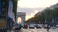 Foto: Bonus belanja di Champ-Elysees adalah Arc de Triomphe. Anda bisa berselfie ria usai belanja di gerbang yang terletak di pusat kota Paris ini (Ahmad Toriq/detikTravel) (Ahmad Toriq/detikTravel)