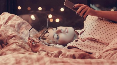 5 Alasan Sehat untuk Jauhi Ponsel di Malam Minggu