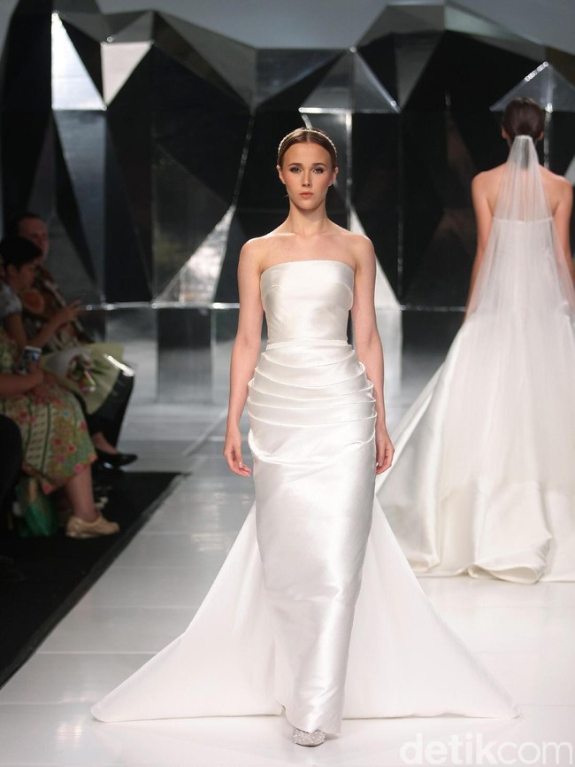 Koleksi terbaru Hian Tjen dengan mengusung tema A Fine Romance Bertempat di Ballroom Grand Hyatt hotel, Jakarta. [Foto: Mohammad Abduh/Wolipop]