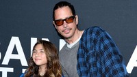 Ini memang bukan kali pertama Toni Cornell hadir di hadapan publik, beberapa kali dirinya kerap ikut bersama sang ayah. Foto: Kevork Djansezian/Getty Images