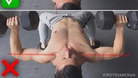 Jangan sampai latihan dumbbell justru membuat otot bahu cedera. Daripada mengangkat dumbbell dengan posisi bahu sejajar, Adam menyebut posisi V terbalik lebih disarankan karena mengurangi beban di bahu. (Foto: Instagram/apfau)