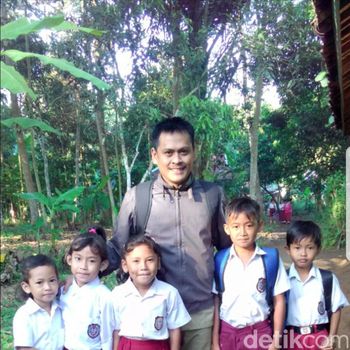 Mulyana bersama muridnya