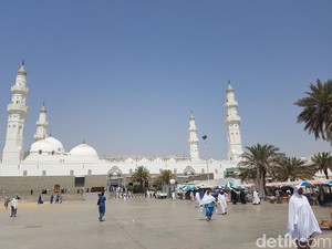 Jemaah Indonesia Terpesona Masjid Pertama yang Dibangun Rasulullah