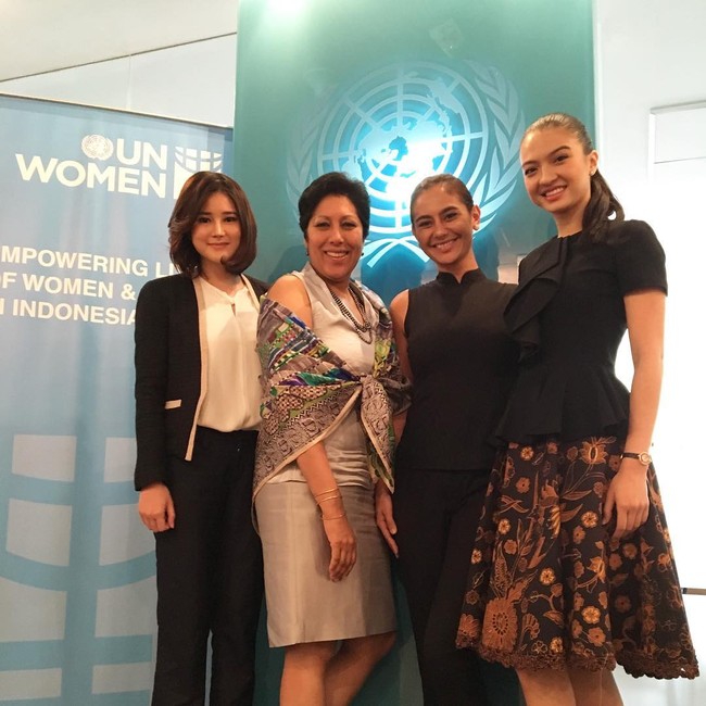 Berpose bersama para wanita inspiratif di acara PBB, Raline Shah tampil apik dengan rok batik. (Foto: Dok. Instagram Raline Shah)