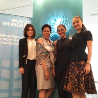 Berpose bersama para wanita inspiratif di acara PBB, Raline Shah tampil apik dengan rok batik. (Foto: Dok. Instagram Raline Shah)