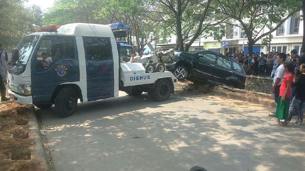 Proses evakuasi Avanza