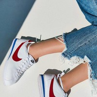 Sepatu klasik lain yang kembali populer di tahun ini adalah Nike Cortez. Dipopulerkan lagi oleh duta Nike Cortez, Bella Hadid, sneakers ini jadi barang yang wajib dimiliki, setuju? Dok. Ist.