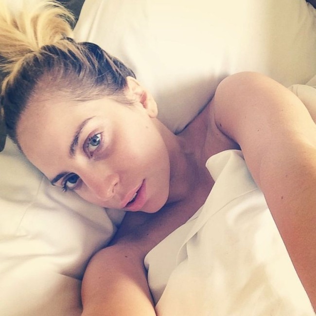 Dalam selfie Lady Gaga tanpa makeup berikut dirinya terlihat cantik. Apalagi dengan alis yang terbentuk meruncing sempurna dan bulu mata lentik.