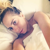 Dalam selfie Lady Gaga tanpa makeup berikut dirinya terlihat cantik. Apalagi dengan alis yang terbentuk meruncing sempurna dan bulu mata lentik.