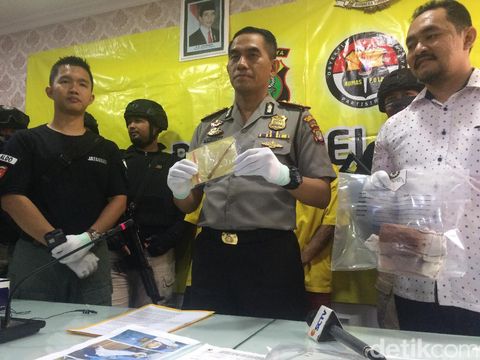 Rilis pembunuhan pakai ekor ikan pari