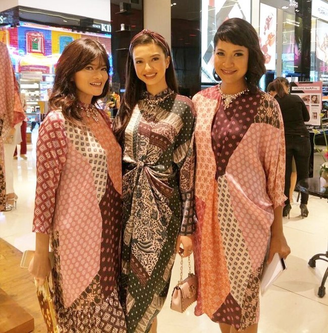Raline Shah cantik dengan kaftan batik. (Foto: Dok. Instagram Raline Shah)