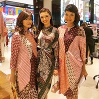 Raline Shah cantik dengan kaftan batik. (Foto: Dok. Instagram Raline Shah)