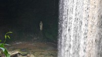 Patung Bunda Maria tampak berwarna putih. Di depannya air terjun mengalir deras. Saat itu memang tengah musim penghujan (Kurnia/detikTravel)