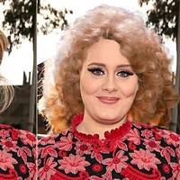 Duh penampilan penyanyi Adele seperti ibu-ibu dengan rambut ala 80-an.