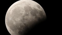 Gerhana bulan di langit Mesir (Foto: REUTERS/Mohamed Abd El Ghany)