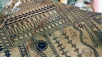 Tato-tato ini memiliki sketsa yang unik bermankna di tiap gambarnya. Ada yang berbentuk garis, lingkaran, hewan, dan juga tato menyerupai sidik jari. Beberapa desain juga mewakili gunung atau matahari, kesuburan, dan kekuatan lainnya (Dok. malko.vitch/Instagram)