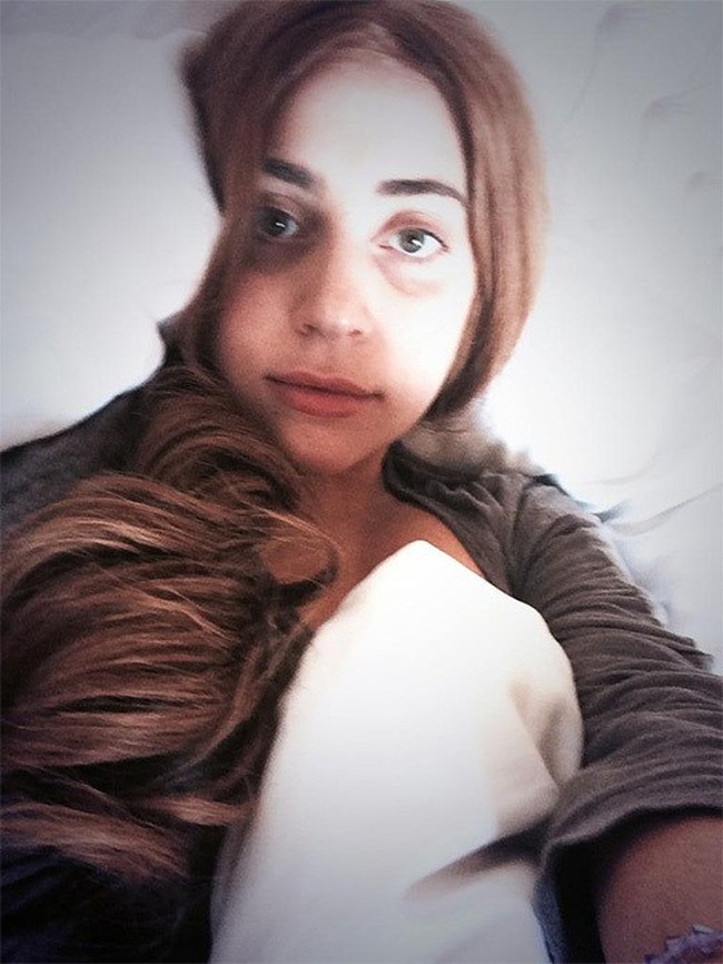 Kali ini, foto Lady Gaga tanpa makeup memperlihatkan dirinya yang lebih feminin. 