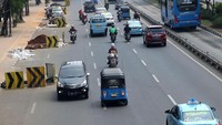 Tidak hanya pemotor, pengendara mobil juga melakukan lawan arus.